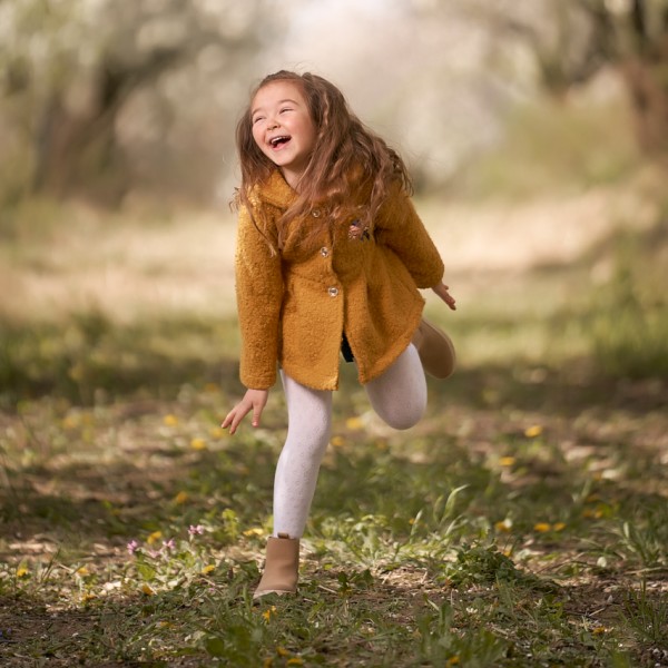 rodinny fotograf smejuce sa dievcatko v sade