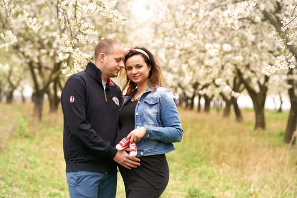 tehotenske fotenie - tehotensky fotograf - visnovy sad - rodinny fotograf