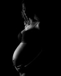 tehotna mamicka v spodnom pradle na tmavom pozadi