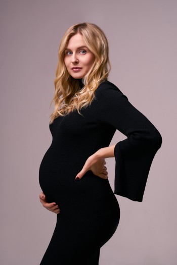 fotka tehotnej mamicky v ciernych dlhych satach