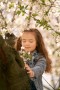 rodinny fotograf dievcatko v kvitnucich cereseniach
