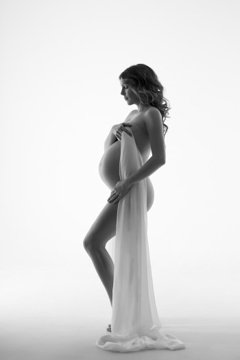 fotka siluety tehotnej zeny s bielym sifonom