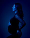 umelecka foto tehotnej zeny s modrym svietenim