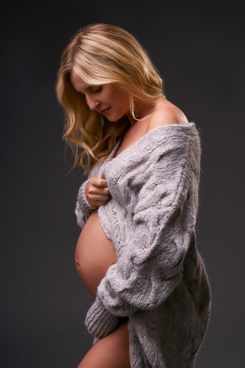 tehotna mamicka v pletenom svetri pri atelierovom foteni