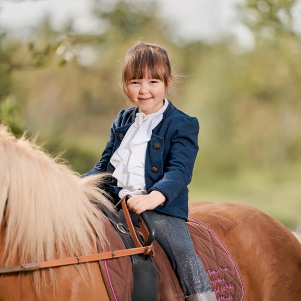 foto s konmi foto dievcatka sediaceho na koni