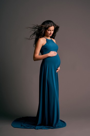 tehotenske fotenie v modrych dlhych tehotenskych satach
