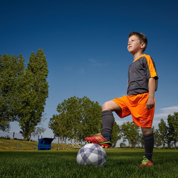 rodinny fotograf fotenie rodinne na futbalovom ihrisku